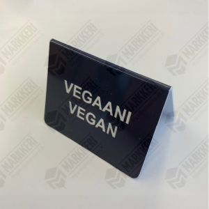 Pöytäkilpi VEGAANI, 54mm (leveys) x 40mm (korkeus) teksti suomeksi ja ruotsiksi. 3 kpl / ps