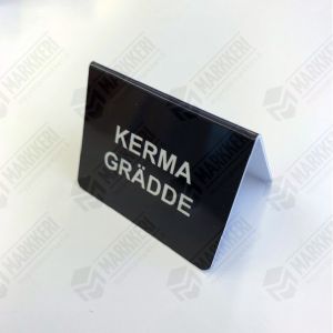 Pöytäkilpi KERMA, 54mm (leveys) x 40mm (korkeus) teksti suomeksi ja ruotsiksi. 3 kpl / ps